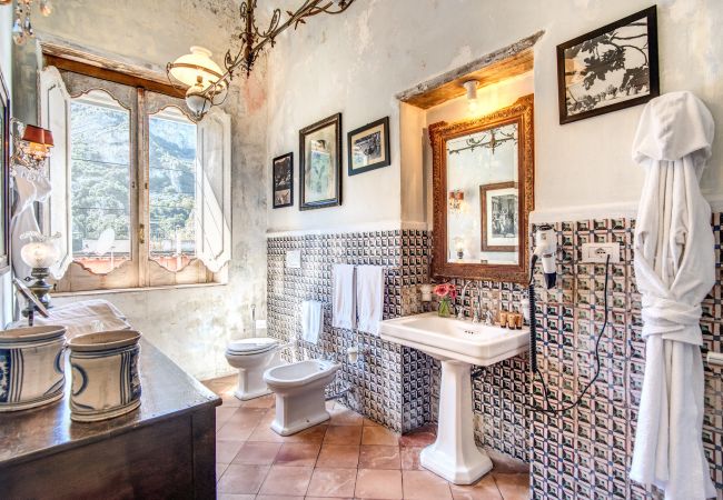 Villa a Positano - AMORE RENTALS - Villa Angelina 1 con Piscina Privata, Vista Mare, Cuoco e Colazione Ideale per Matrimoni Villa a Positano - AMORE RENTALS - Villa Angelina 1 con Piscina Privata, Vista Mare, Cuoco e Colazione Ideale per Matrimoni