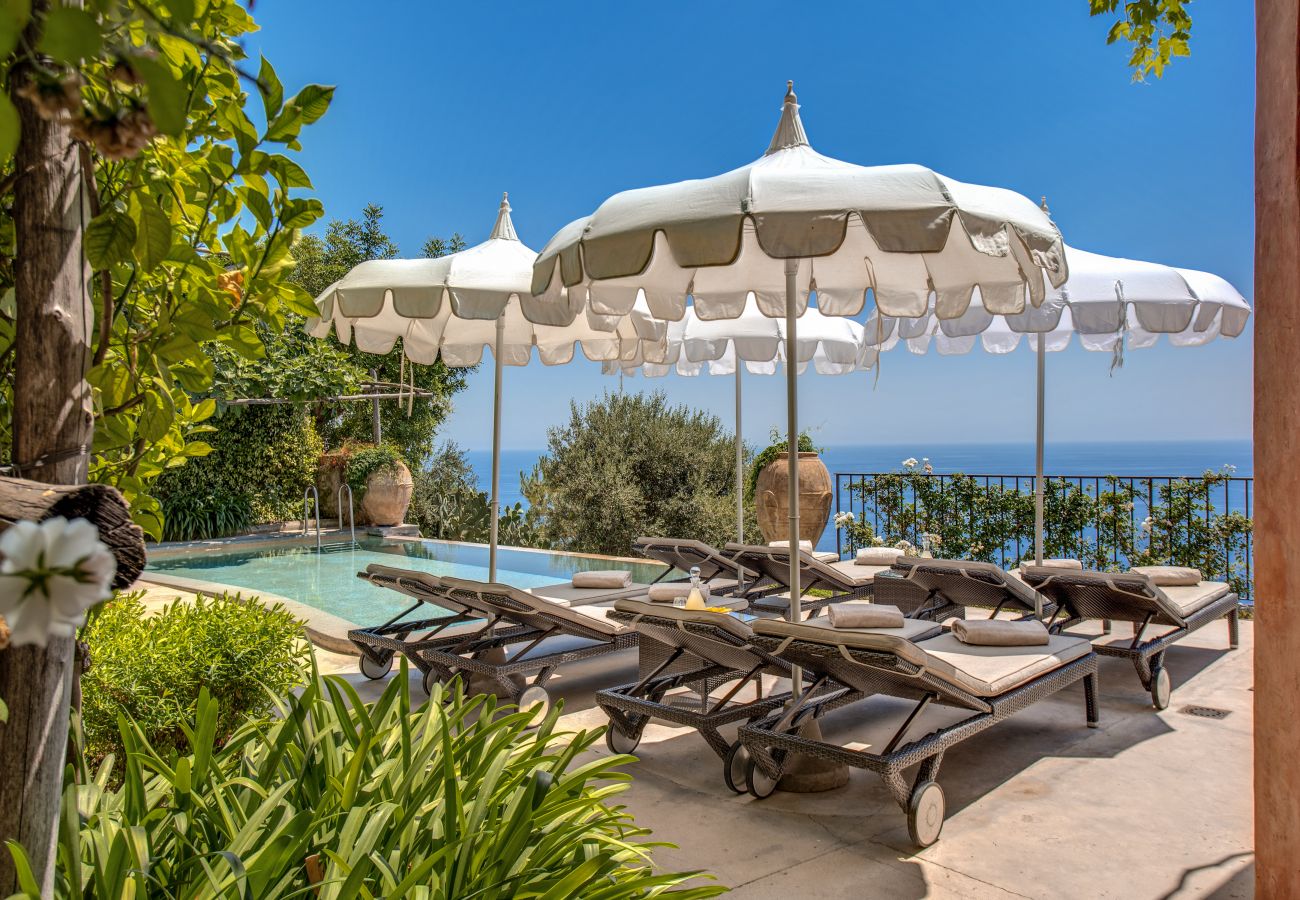 Villa a Positano - AMORE RENTALS - Villa Angelina 1 con Piscina Privata, Vista Mare, Cuoco e Colazione Ideale per Matrimoni