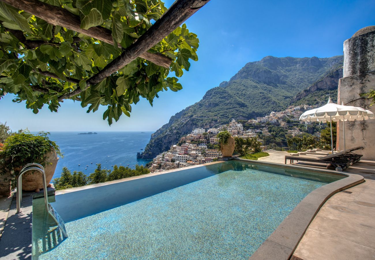 Villa a Positano - AMORE RENTALS - Villa Angelina 1 con Piscina Privata, Vista Mare, Cuoco e Colazione Ideale per Matrimoni