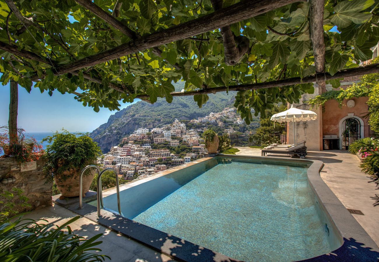 Villa a Positano - AMORE RENTALS - Villa Angelina 1 con Piscina Privata, Vista Mare, Cuoco e Colazione Ideale per Matrimoni