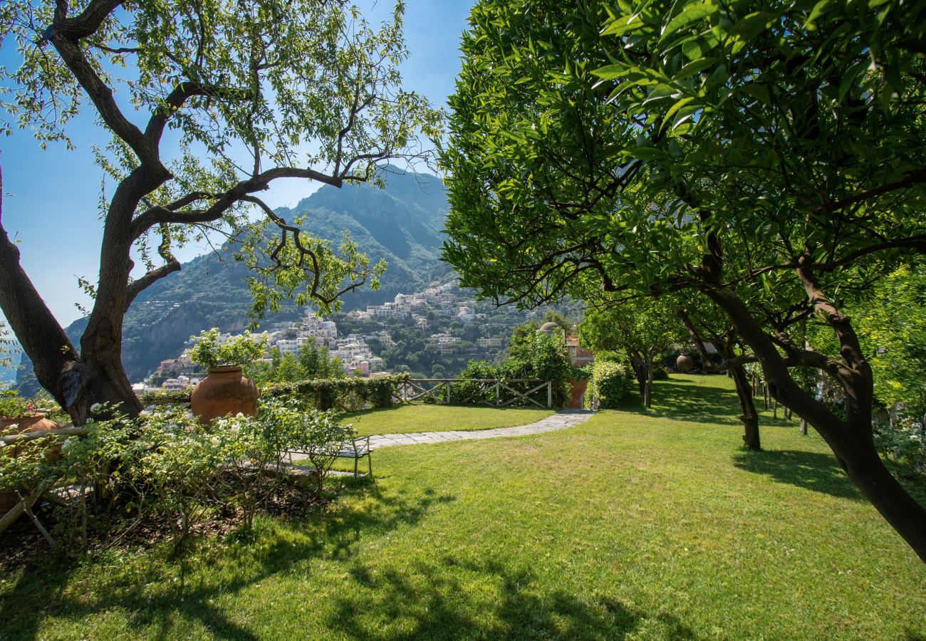 Villa a Positano - AMORE RENTALS - Villa Angelina 1 con Piscina Privata, Vista Mare, Cuoco e Colazione Ideale per Matrimoni