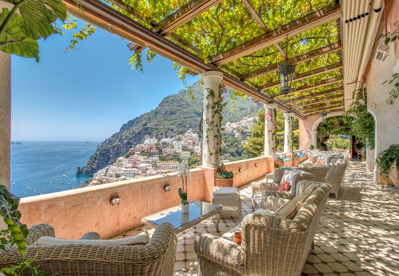 Villa a Positano - AMORE RENTALS - Villa Angelina 1 con Piscina Privata, Vista Mare, Cuoco e Colazione Ideale per Matrimoni