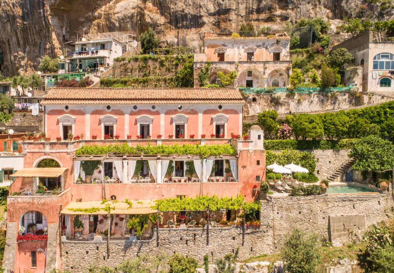 Villa a Positano - AMORE RENTALS - Villa Angelina 1 con Piscina Privata, Vista Mare, Cuoco e Colazione Ideale per Matrimoni