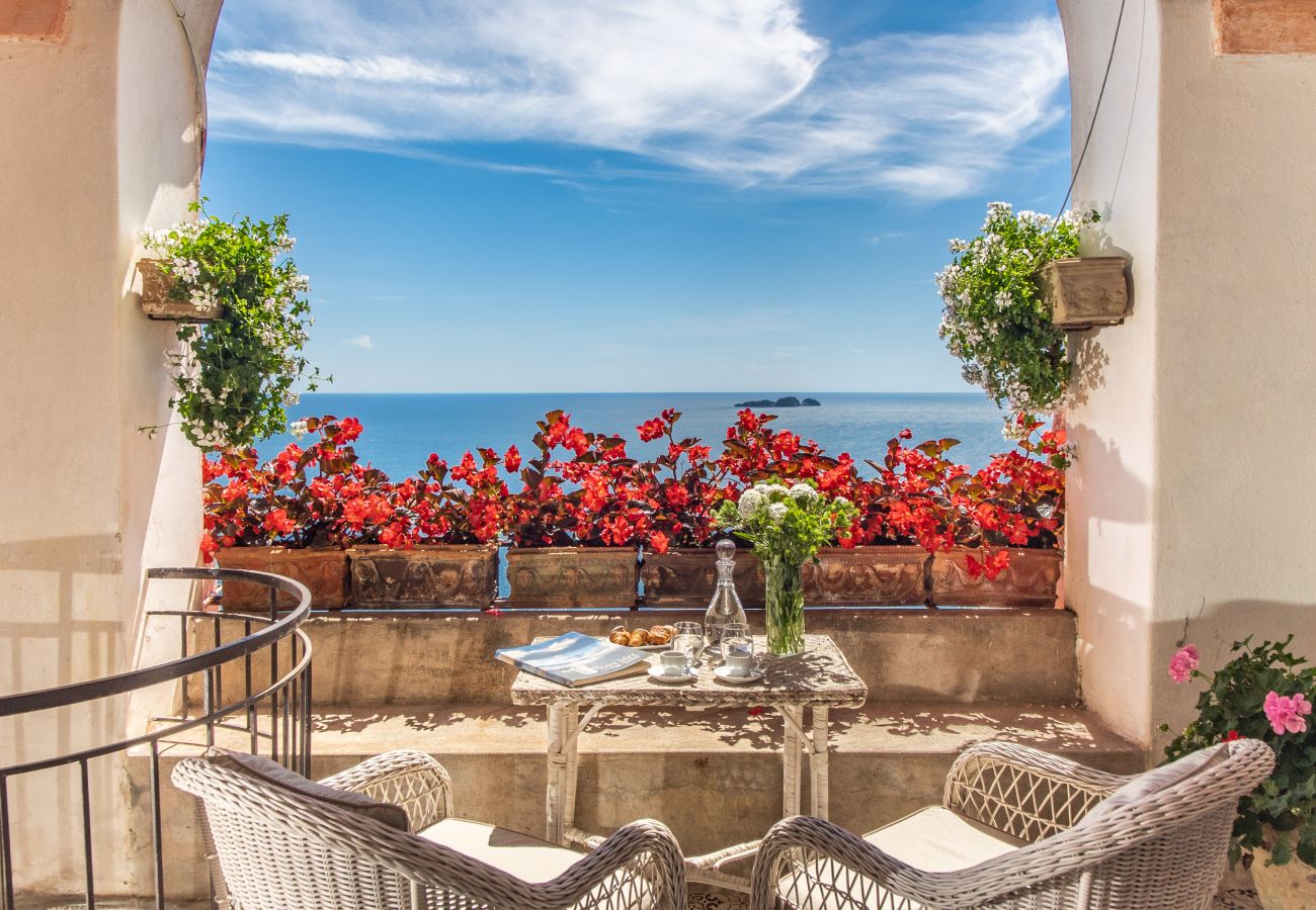 Villa a Positano - AMORE RENTALS - Villa Angelina 1 con Piscina Privata, Vista Mare, Cuoco e Colazione Ideale per Matrimoni