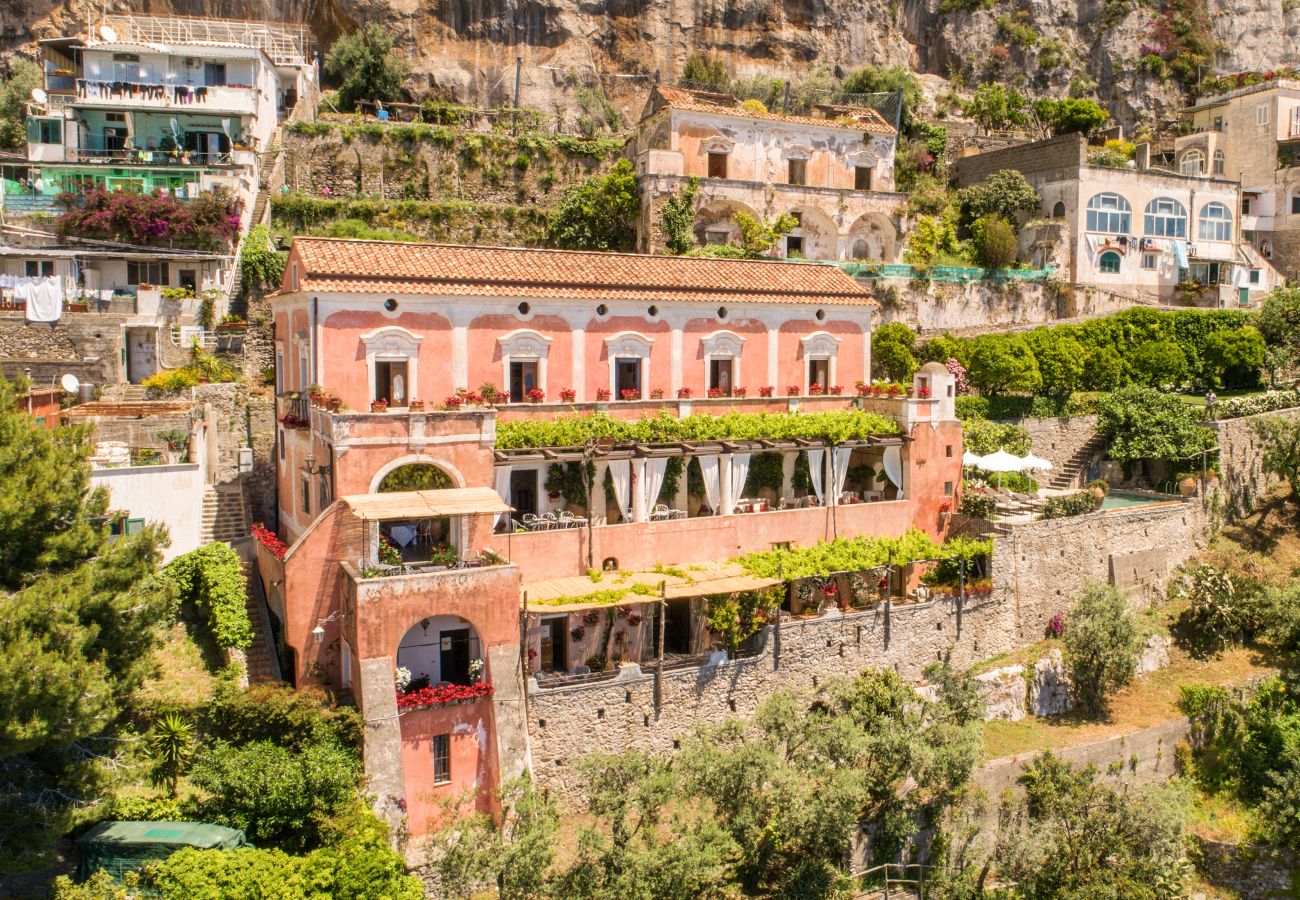 Villa a Positano - AMORE RENTALS - Villa Angelina 1 con Piscina Privata, Vista Mare, Cuoco e Colazione Ideale per Matrimoni