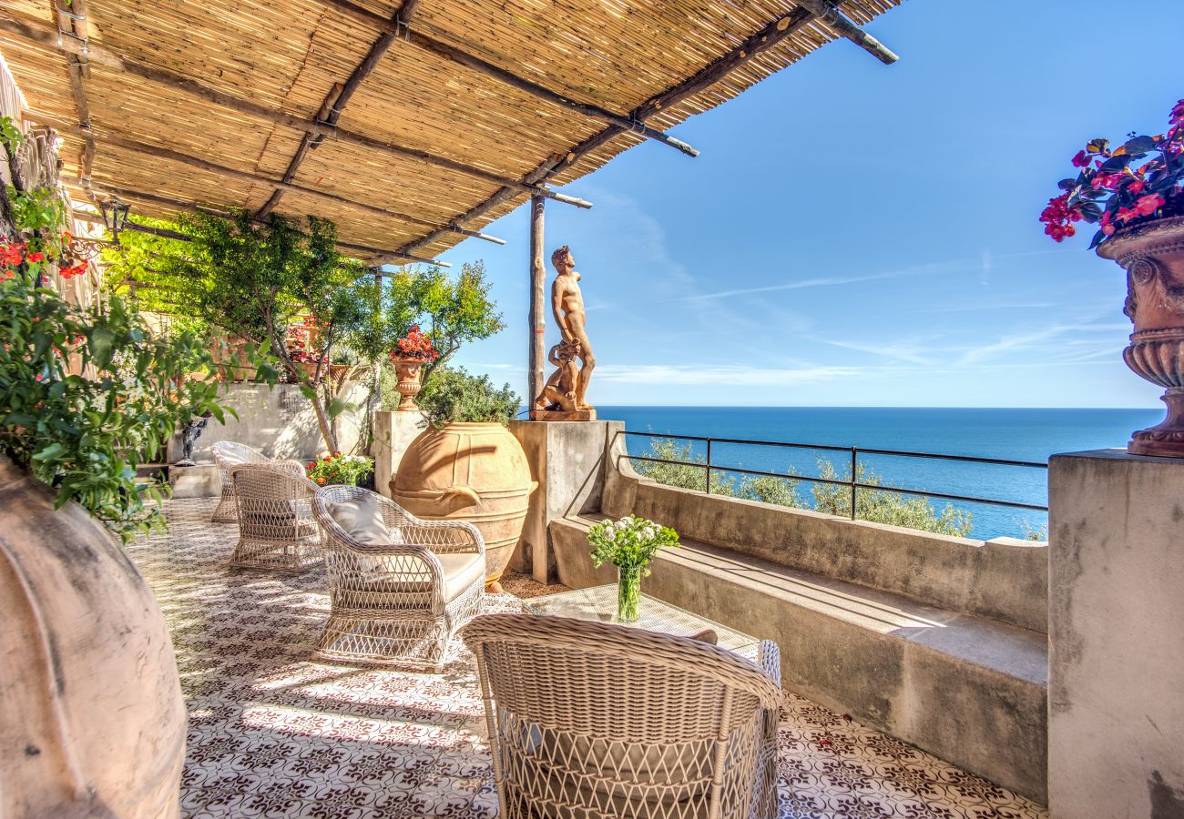 Villa a Positano - AMORE RENTALS - Villa Angelina 1 con Piscina Privata, Vista Mare, Cuoco e Colazione Ideale per Matrimoni