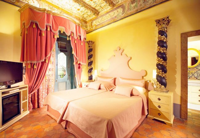 Villa a Positano - AMORE RENTALS - Palazzo Santa Croce con Piscina Riscaldata, Vista Mare, Cuoco e Colazione Ideale per Matrimoni