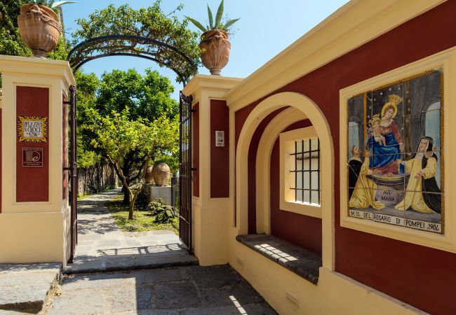 Villa a Positano - AMORE RENTALS - Palazzo Santa Croce con Piscina Riscaldata, Vista Mare, Cuoco e Colazione Ideale per Matrimoni Villa a Positano - AMORE RENTALS - Palazzo Santa Croce con Piscina Riscaldata, Vista Mare, Cuoco e Colazione Ideale per Matrimoni