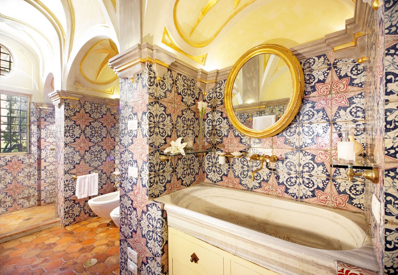 Villa a Positano - AMORE RENTALS - Palazzo Santa Croce con Piscina Riscaldata, Vista Mare, Cuoco e Colazione Ideale per Matrimoni