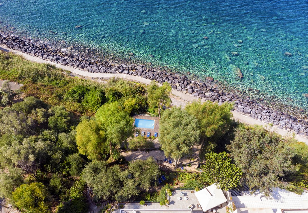 Villa a Massa Lubrense - AMORE RENTALS - Villa Ofelia con Piscina Privata, Giardino e Discesa Diretta al Mare