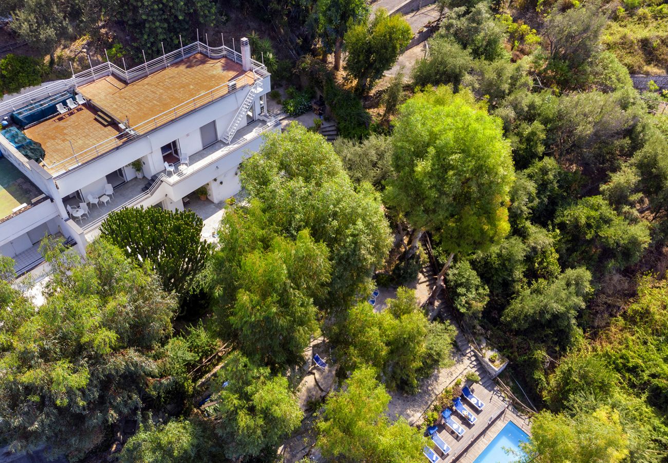 Villa a Massa Lubrense - AMORE RENTALS - Villa Ofelia con Piscina Privata, Giardino e Discesa Diretta al Mare