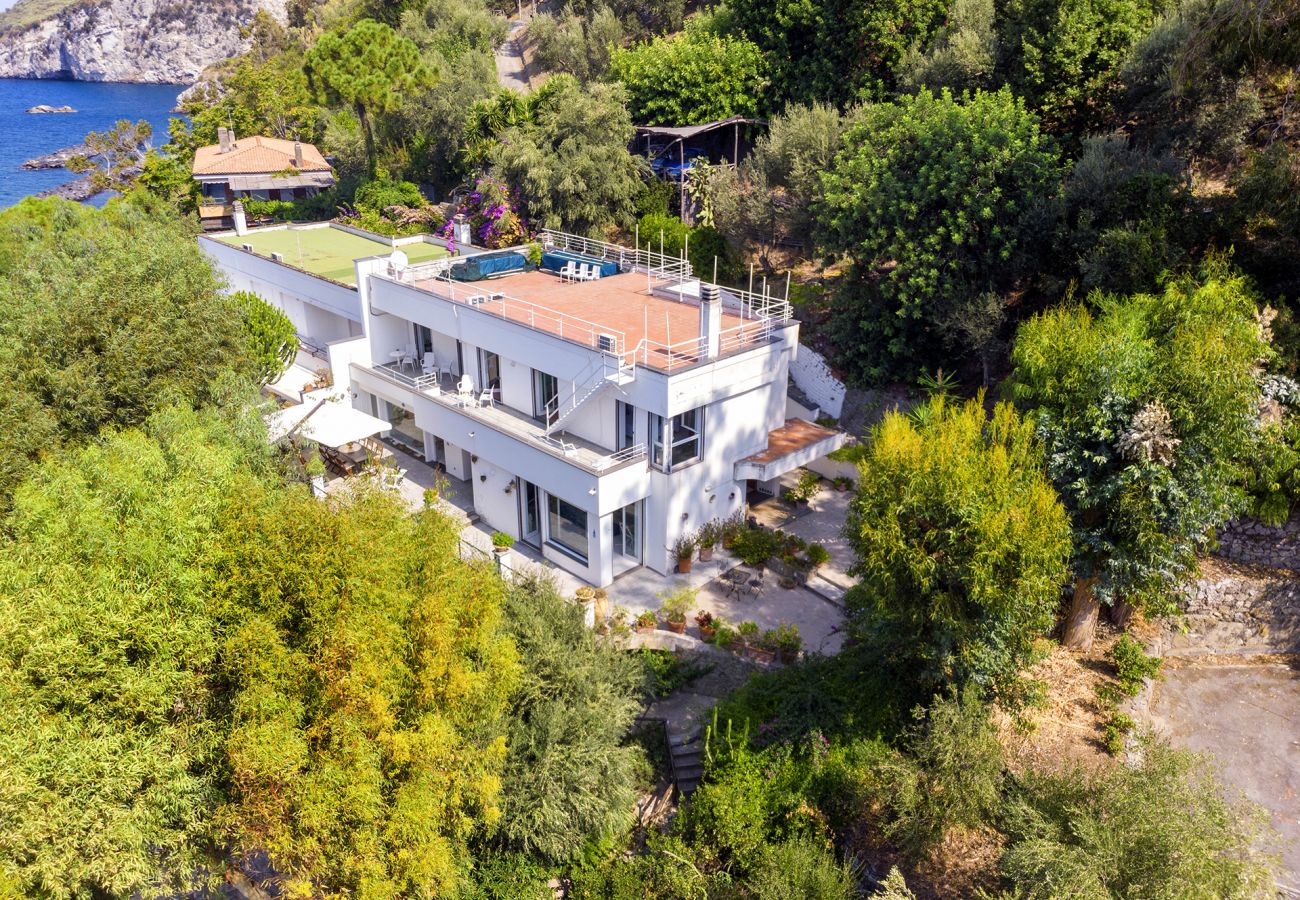 Villa a Massa Lubrense - AMORE RENTALS - Villa Ofelia con Piscina Privata, Giardino e Discesa Diretta al Mare