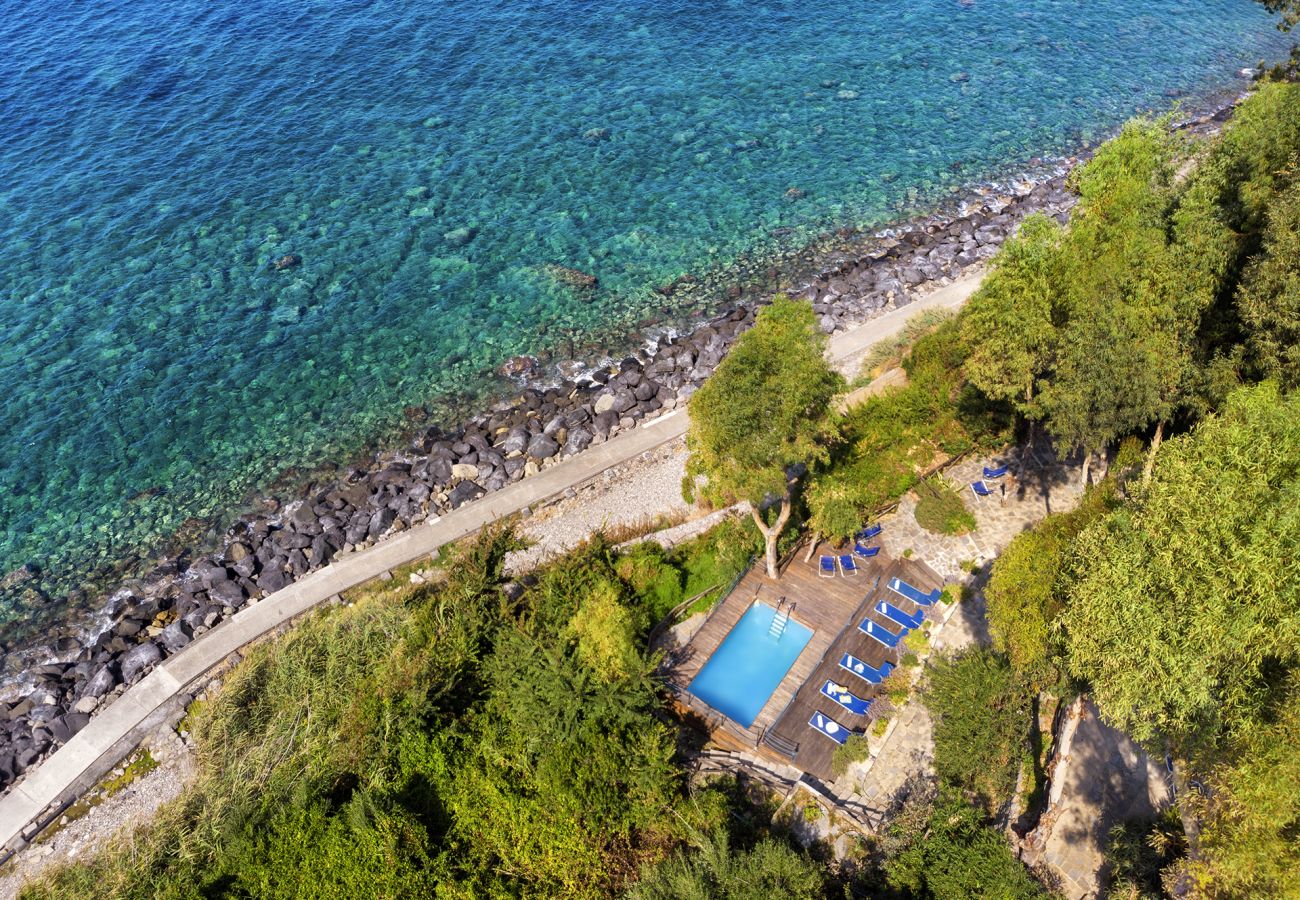 Villa a Massa Lubrense - AMORE RENTALS - Villa Ofelia con Piscina Privata, Giardino e Discesa Diretta al Mare