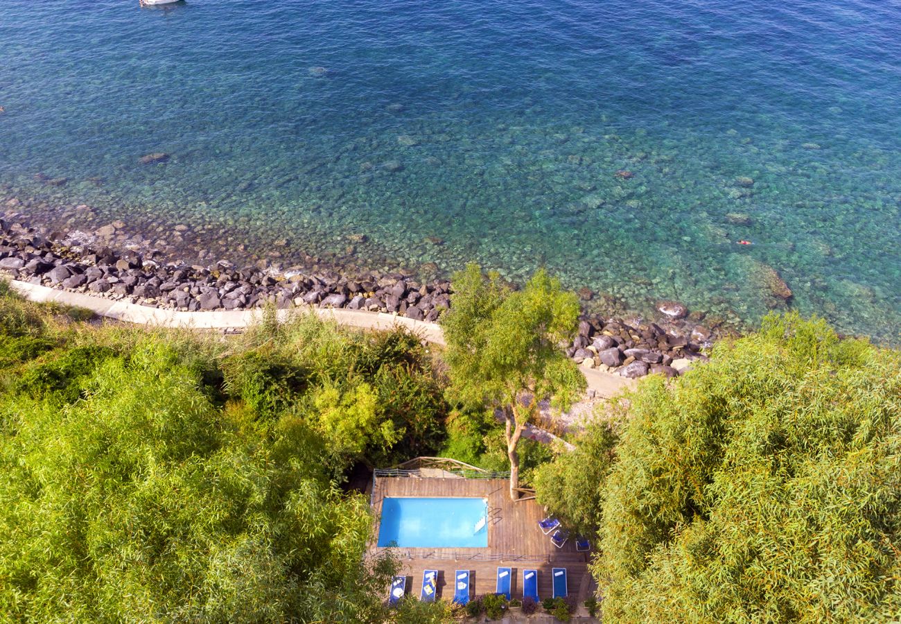 Villa a Massa Lubrense - AMORE RENTALS - Villa Ofelia con Piscina Privata, Giardino e Discesa Diretta al Mare