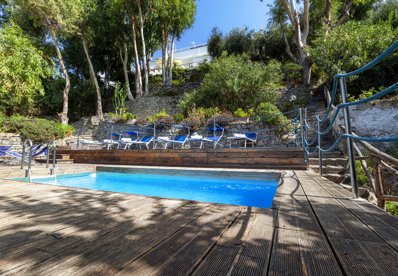 Villa a Massa Lubrense - AMORE RENTALS - Villa Ofelia con Piscina Privata, Giardino e Discesa Diretta al Mare