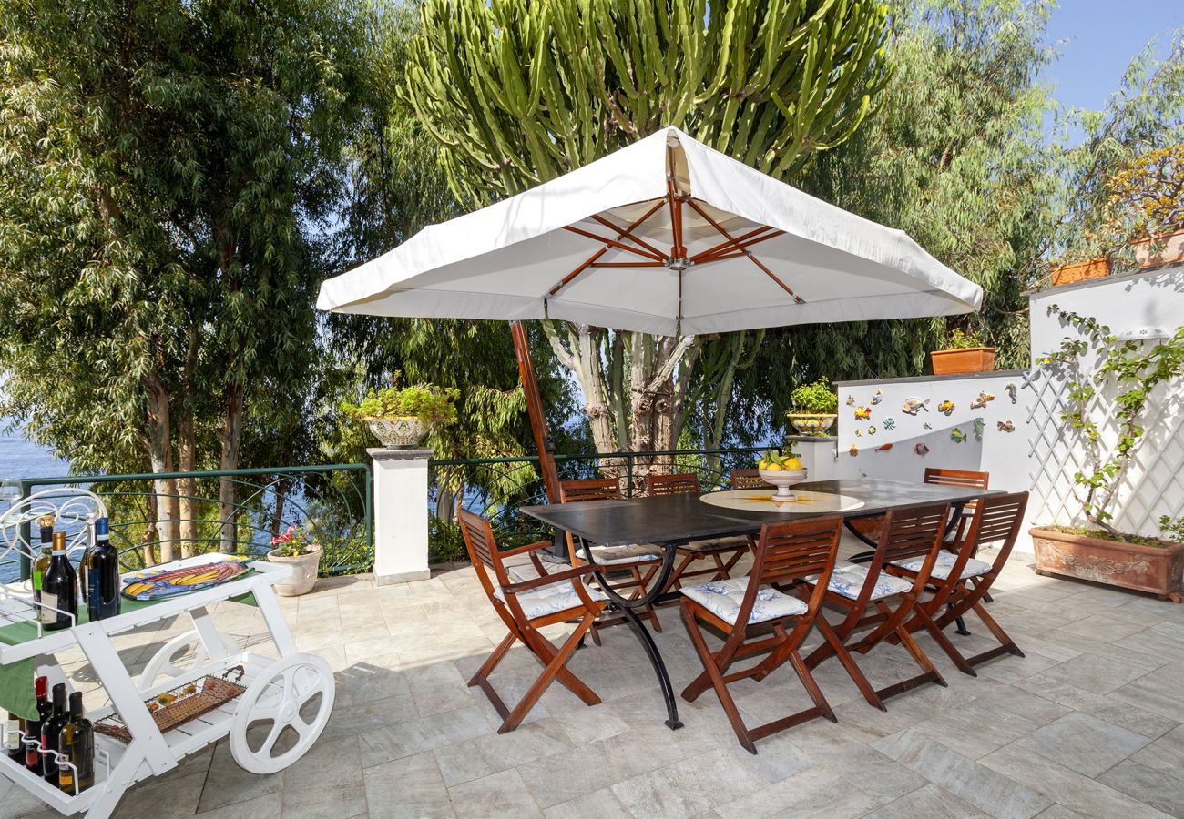 Villa a Massa Lubrense - AMORE RENTALS - Villa Ofelia con Piscina Privata, Giardino e Discesa Diretta al Mare