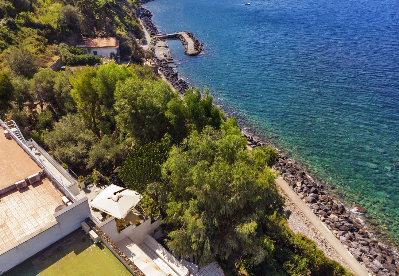 Villa a Massa Lubrense - AMORE RENTALS - Villa Ofelia con Piscina Privata, Giardino e Discesa Diretta al Mare