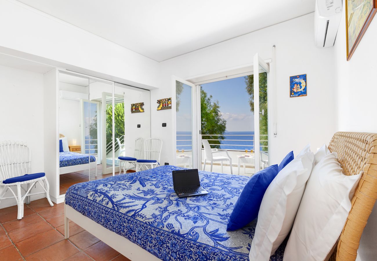 Villa a Massa Lubrense - AMORE RENTALS - Villa Ofelia con Piscina Privata, Giardino e Discesa Diretta al Mare