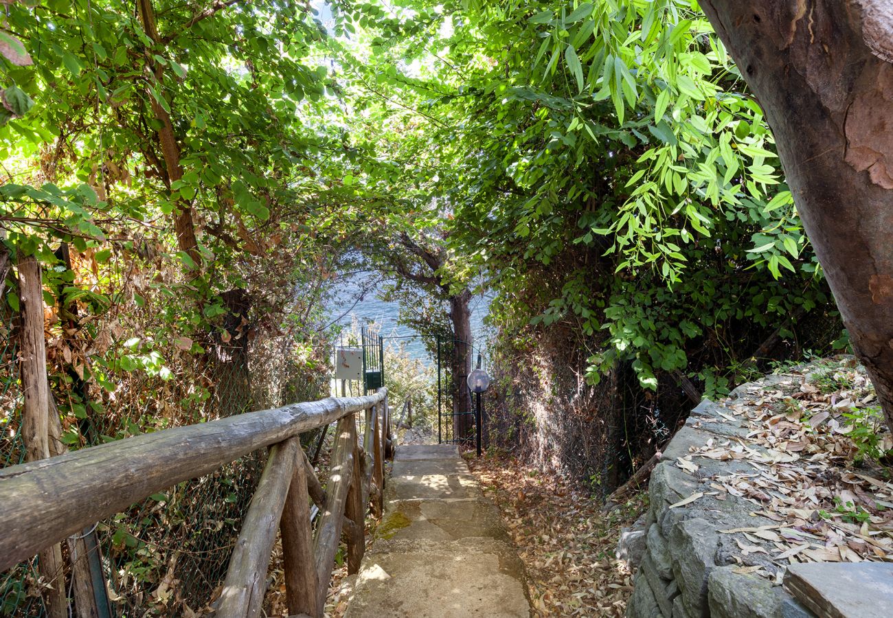 Villa a Massa Lubrense - AMORE RENTALS - Villa Ofelia con Piscina Privata, Giardino e Discesa Diretta al Mare