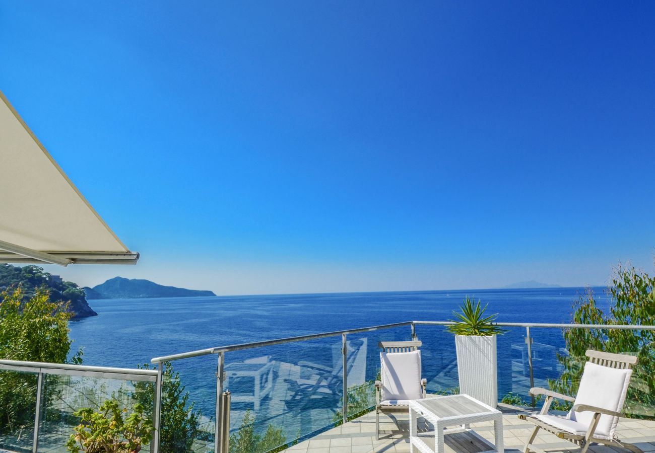 Villa a Massa Lubrense - AMORE RENTALS - Villa Terri con Piscina Privata, Vista Mare, Discesa Diretta al Mare e Parcheggio