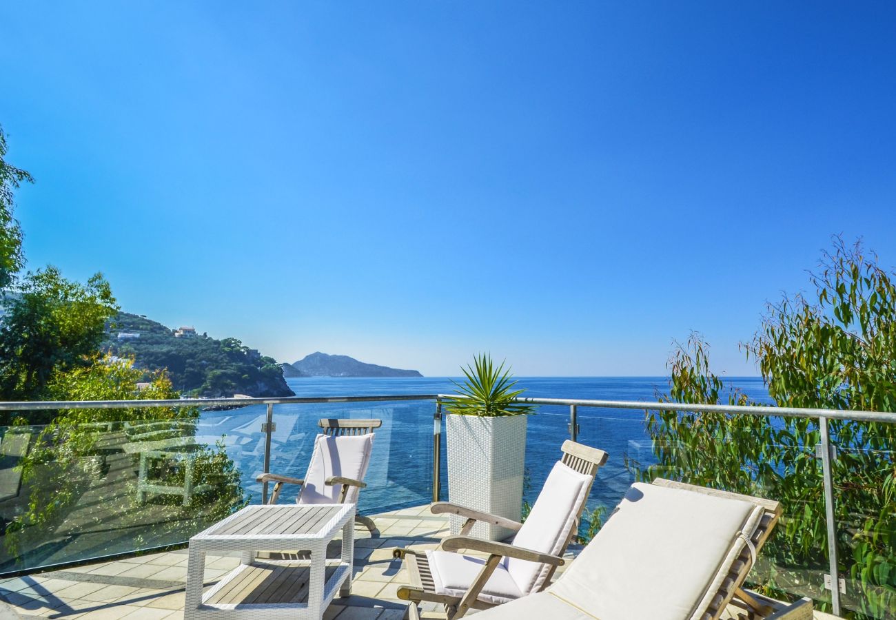 Villa a Massa Lubrense - AMORE RENTALS - Villa Terri con Piscina Privata, Vista Mare, Discesa Diretta al Mare e Parcheggio