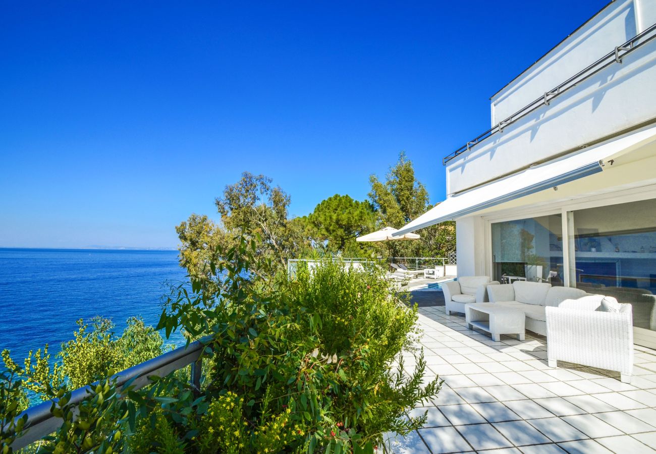 Villa a Massa Lubrense - AMORE RENTALS - Villa Terri con Piscina Privata, Vista Mare, Discesa Diretta al Mare e Parcheggio