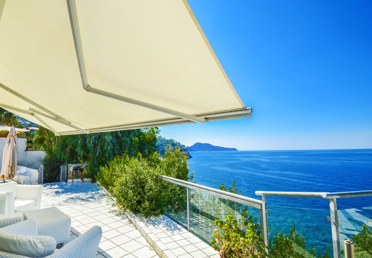 Villa a Massa Lubrense - AMORE RENTALS - Villa Terri con Piscina Privata, Vista Mare, Discesa Diretta al Mare e Parcheggio