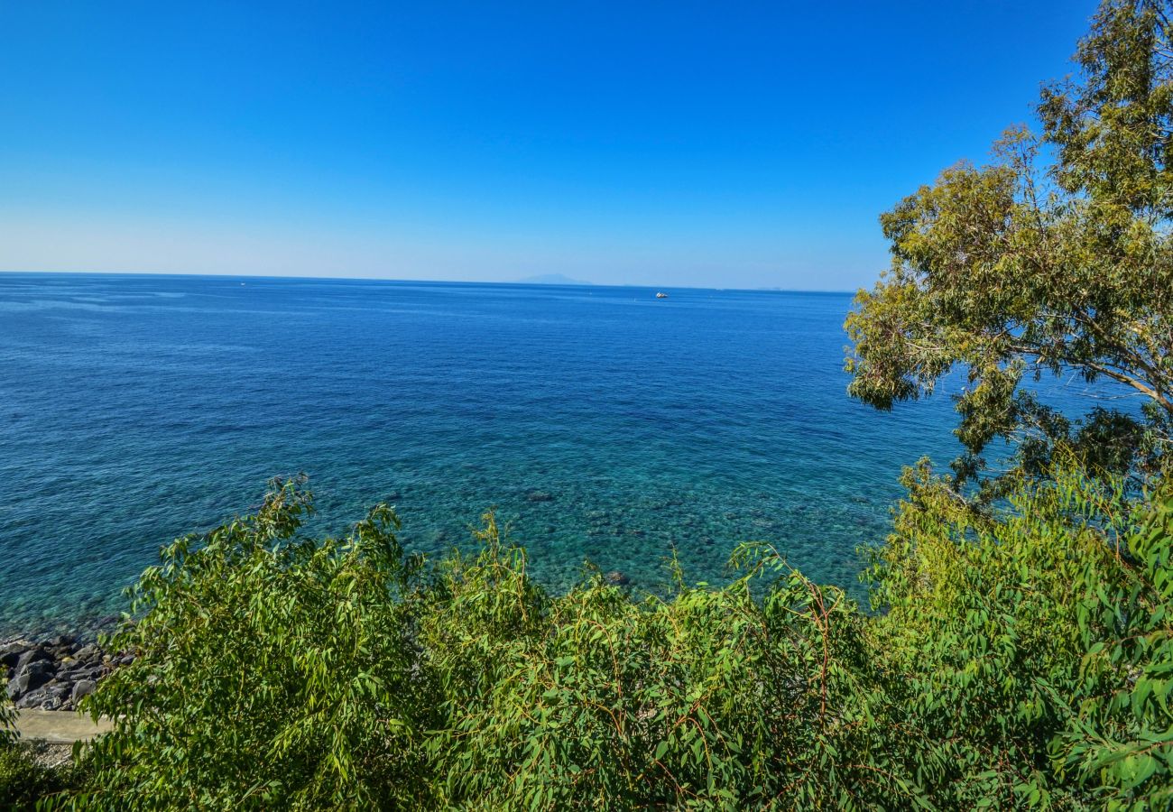 Villa a Massa Lubrense - AMORE RENTALS - Villa Terri con Piscina Privata, Vista Mare, Discesa Diretta al Mare e Parcheggio