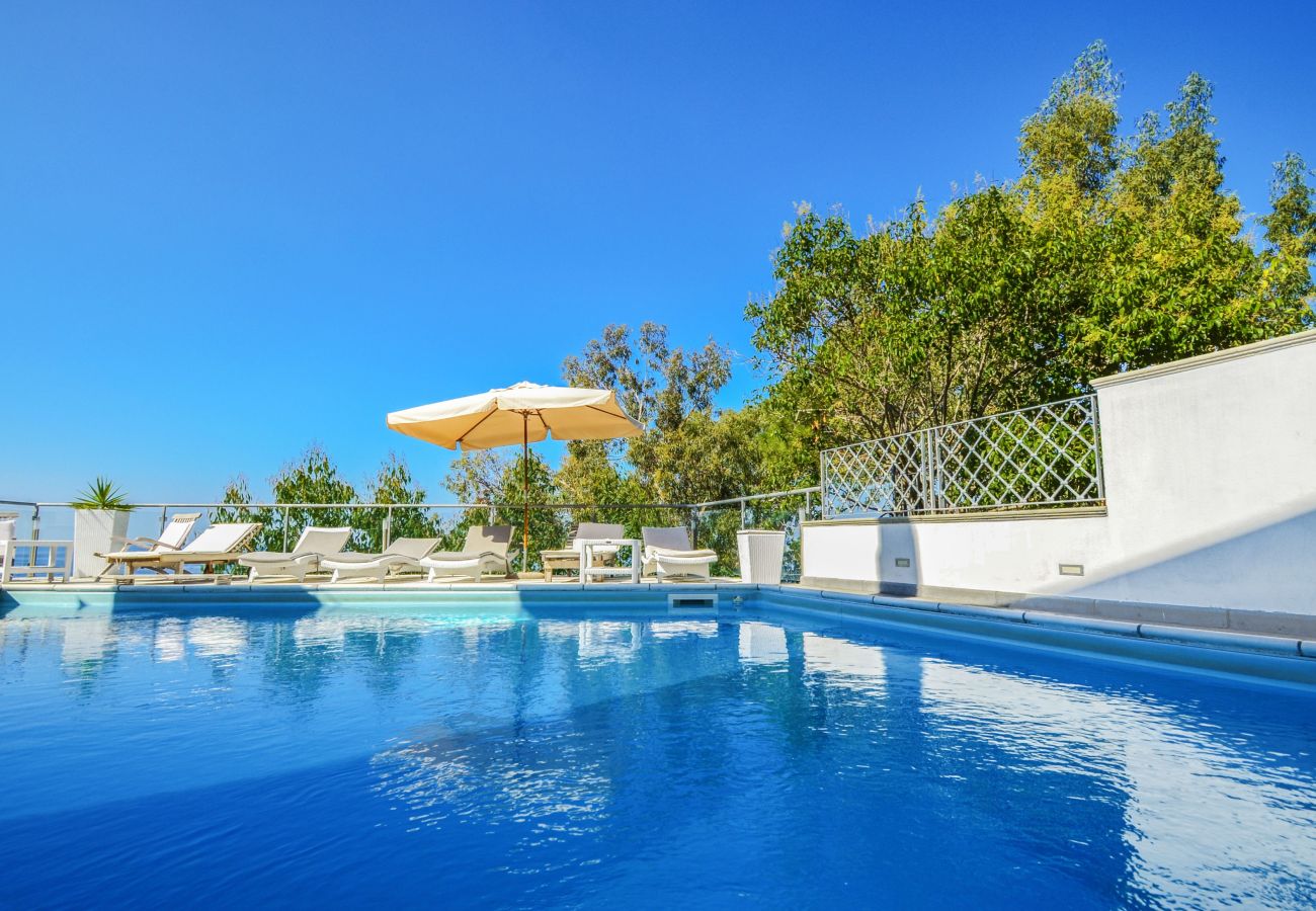 Villa a Massa Lubrense - AMORE RENTALS - Villa Terri con Piscina Privata, Vista Mare, Discesa Diretta al Mare e Parcheggio