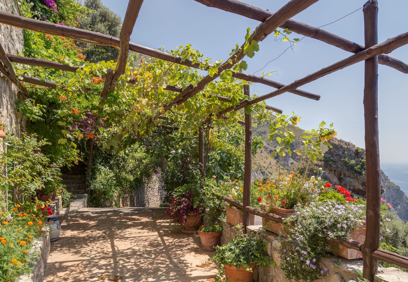 Villa a Positano - AMORE RENTALS -Villa Era con Piscina Privata, Vista Mare, Terrazzi e Parcheggio