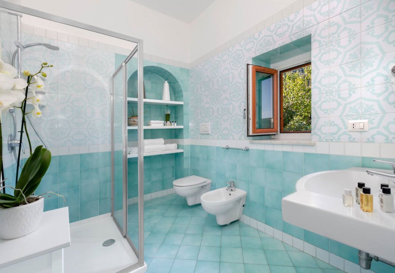 Casa a Sorrento - AMORE RENTALS - Casa Limoneto con Piscina Condivisa, Giardino, Terrazzi e Parcheggio