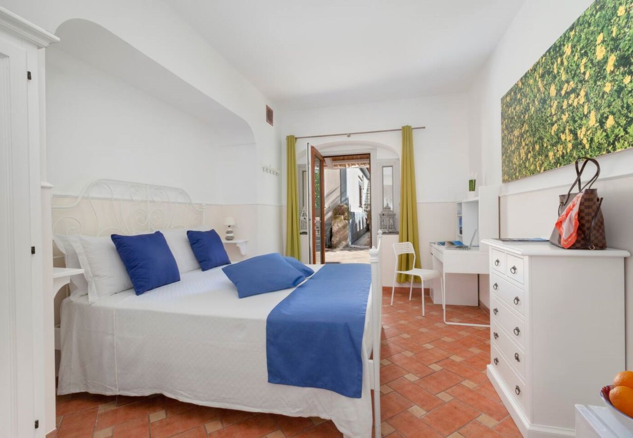 Casa a Sorrento - AMORE RENTALS - Casa Limoneto con Piscina Condivisa, Giardino, Terrazzi e Parcheggio