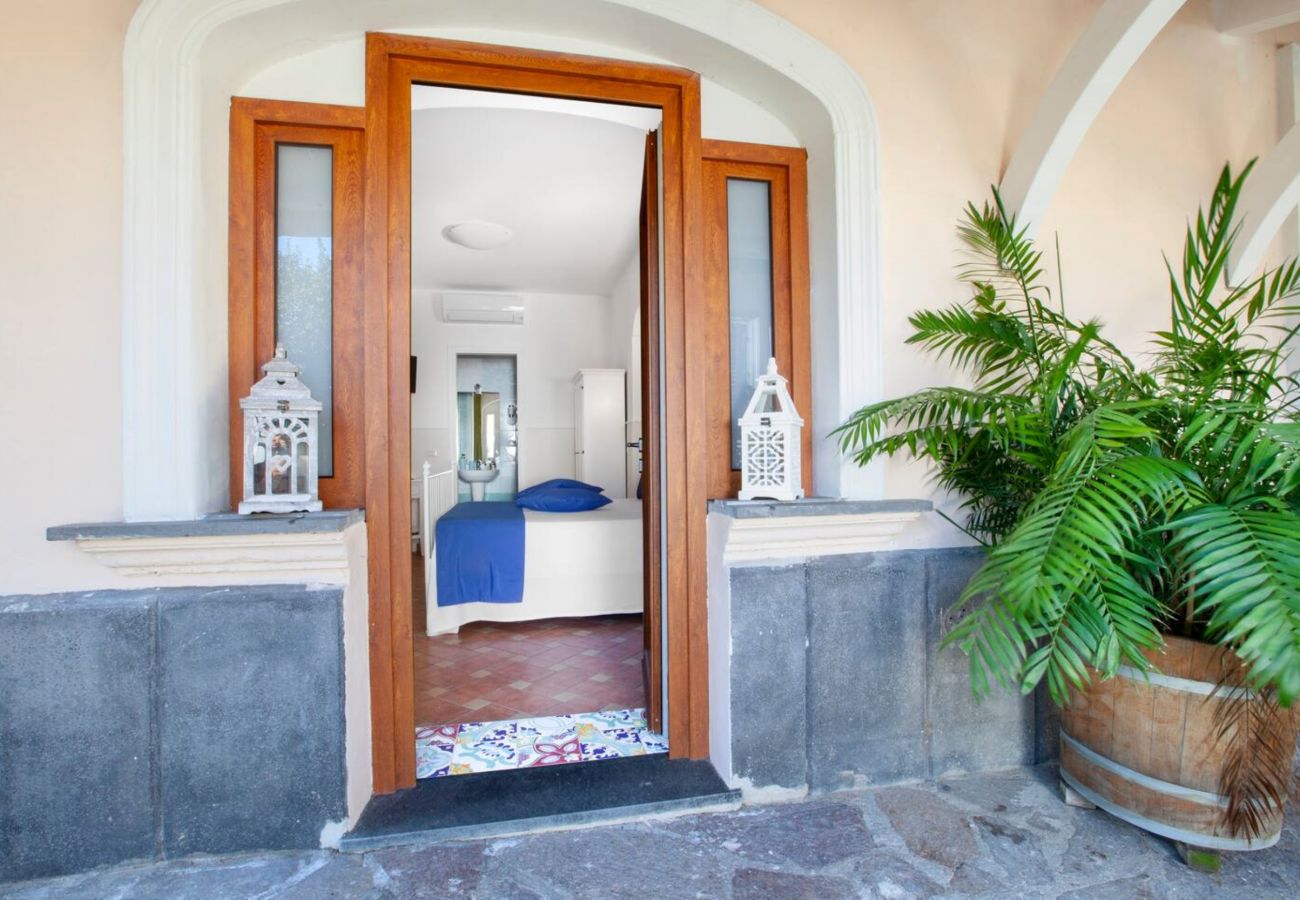 Casa a Sorrento - AMORE RENTALS - Casa Limoneto con Piscina Condivisa, Giardino, Terrazzi e Parcheggio