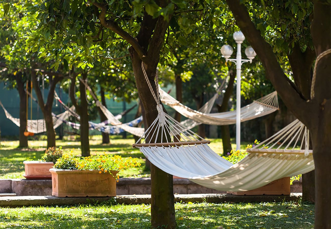 Casa a Sorrento - AMORE RENTALS - Casa Limoneto con Piscina Condivisa, Giardino, Terrazzi e Parcheggio