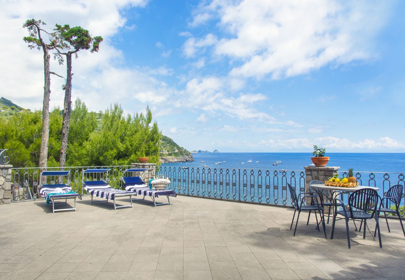 Villa a Nerano - AMORE RENTALS - Villa Giovanna con Terrazzi, Vasca Idromassaggio, Vista Mare e Discesa al Mare