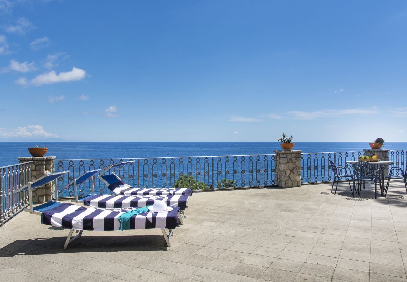 Villa a Nerano - AMORE RENTALS - Villa Giovanna con Terrazzi, Vasca Idromassaggio, Vista Mare e Discesa al Mare