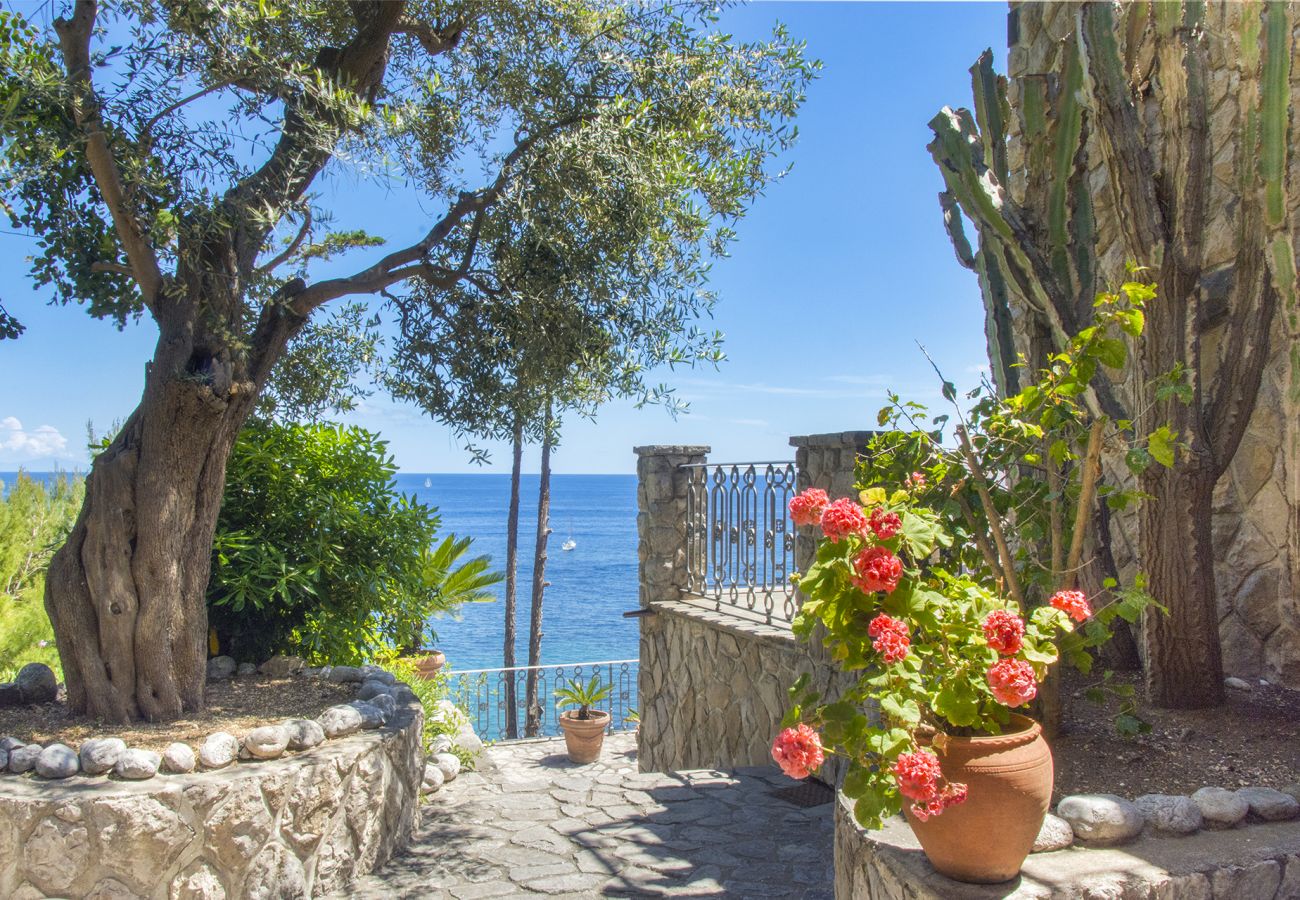 Villa a Nerano - AMORE RENTALS - Villa Giovanna con Terrazzi, Vasca Idromassaggio, Vista Mare e Discesa al Mare