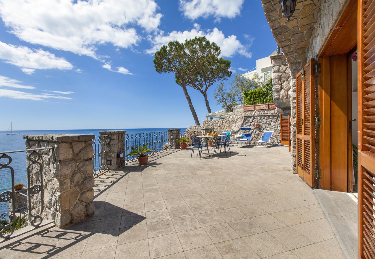 Villa a Nerano - AMORE RENTALS - Villa Giovanna con Terrazzi, Vasca Idromassaggio, Vista Mare e Discesa al Mare