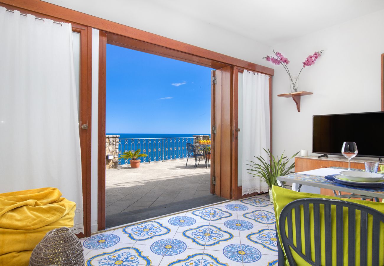 Villa a Nerano - AMORE RENTALS - Villa Giovanna con Terrazzi, Vasca Idromassaggio, Vista Mare e Discesa al Mare