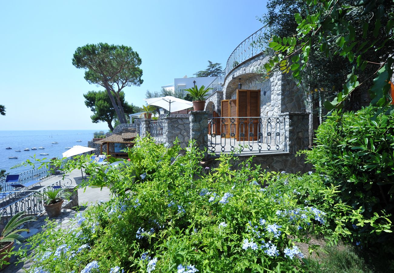 Villa a Nerano - AMORE RENTALS - Villa Giovanna con Terrazzi, Vasca Idromassaggio, Vista Mare e Discesa al Mare