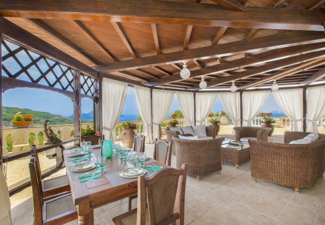 Villa a Massa Lubrense - AMORE RENTALS - Villa Giulia con Piscina Privata, Vista Mare, Terrazzi e Parcheggio Villa a Massa Lubrense - AMORE RENTALS - Villa Giulia con Piscina Privata, Vista Mare, Terrazzi e Parcheggio