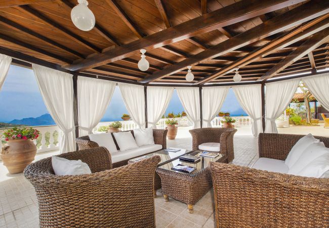 Villa a Massa Lubrense - AMORE RENTALS - Villa Giulia con Piscina Privata, Vista Mare, Terrazzi e Parcheggio Villa a Massa Lubrense - AMORE RENTALS - Villa Giulia con Piscina Privata, Vista Mare, Terrazzi e Parcheggio