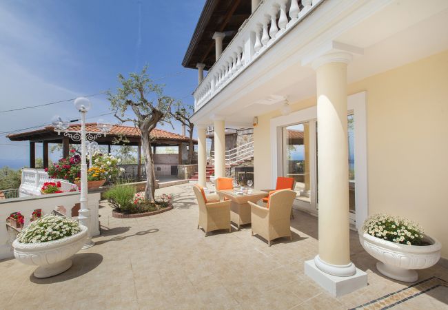 Villa a Massa Lubrense - AMORE RENTALS - Villa Giulia con Piscina Privata, Vista Mare, Terrazzi e Parcheggio Villa a Massa Lubrense - AMORE RENTALS - Villa Giulia con Piscina Privata, Vista Mare, Terrazzi e Parcheggio