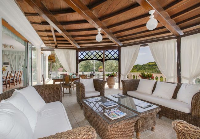 Villa a Massa Lubrense - AMORE RENTALS - Villa Giulia con Piscina Privata, Vista Mare, Terrazzi e Parcheggio Villa a Massa Lubrense - AMORE RENTALS - Villa Giulia con Piscina Privata, Vista Mare, Terrazzi e Parcheggio