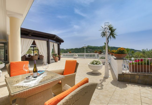 Villa a Massa Lubrense - AMORE RENTALS - Villa Giulia con Piscina Privata, Vista Mare, Terrazzi e Parcheggio Villa a Massa Lubrense - AMORE RENTALS - Villa Giulia con Piscina Privata, Vista Mare, Terrazzi e Parcheggio