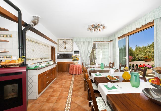 Villa a Massa Lubrense - AMORE RENTALS - Villa Giulia con Piscina Privata, Vista Mare, Terrazzi e Parcheggio Villa a Massa Lubrense - AMORE RENTALS - Villa Giulia con Piscina Privata, Vista Mare, Terrazzi e Parcheggio