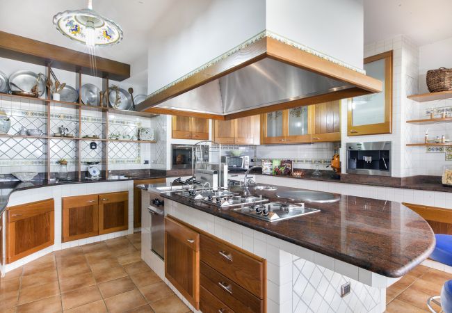 Villa a Massa Lubrense - AMORE RENTALS - Villa Giulia con Piscina Privata, Vista Mare, Terrazzi e Parcheggio Villa a Massa Lubrense - AMORE RENTALS - Villa Giulia con Piscina Privata, Vista Mare, Terrazzi e Parcheggio