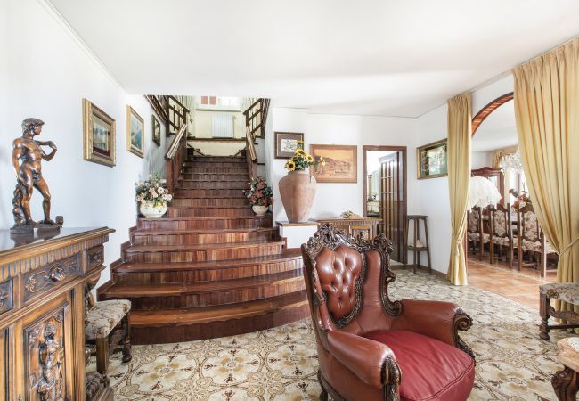 Villa a Massa Lubrense - AMORE RENTALS - Villa Giulia con Piscina Privata, Vista Mare, Terrazzi e Parcheggio Villa a Massa Lubrense - AMORE RENTALS - Villa Giulia con Piscina Privata, Vista Mare, Terrazzi e Parcheggio