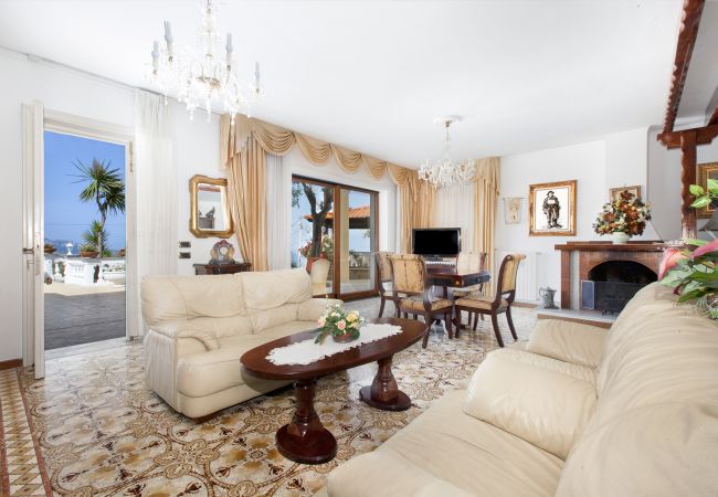 Villa a Massa Lubrense - AMORE RENTALS - Villa Giulia con Piscina Privata, Vista Mare, Terrazzi e Parcheggio Villa a Massa Lubrense - AMORE RENTALS - Villa Giulia con Piscina Privata, Vista Mare, Terrazzi e Parcheggio