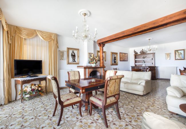 Villa a Massa Lubrense - AMORE RENTALS - Villa Giulia con Piscina Privata, Vista Mare, Terrazzi e Parcheggio Villa a Massa Lubrense - AMORE RENTALS - Villa Giulia con Piscina Privata, Vista Mare, Terrazzi e Parcheggio